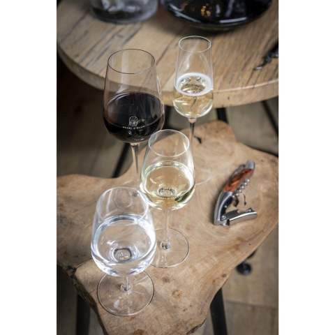 Flûte à champagne fin et classe, en verre de cristal clair. Le verre cristal est incolore, solide et possède un bel éclat. Un beau design pour servir du champagne ou des vins mousseux. Très approprié pour une utilisation dans l'industrie hôtelière et lors d'occasions spéciales. Capacité 210 ml. Fabriquée en Europe.