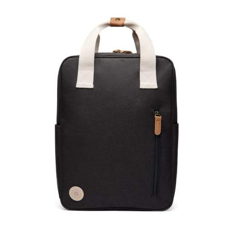Restez léger avec ce sac à dos classique mais subtilement sportif, fabriqué en polyester recyclé certifié RCS et agrémenté de détails contrastés. Le sac à dos est doté d'une poche frontale zippée pratique et de deux poches latérales ouvertes pour un accès facile. À l'intérieur du compartiment principal spacieux se trouve une poche plus petite, conçue pour faciliter l'organisation. Les détails métalliques en laiton antique ajoutent une touche raffinée. Certifié par RCS (Recycled Claim Standard), la certification RCS garantit que l'ensemble de la chaîne d'approvisionnement en matériaux recyclés est certifiée. Le contenu recyclé total est basé sur le poids total du produit. Ce produit contient 10 % de polyester recyclé certifié RCS.