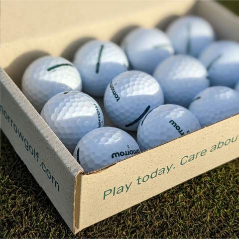 Balles de golf recyclées de qualité de la marque tomorrow golf. Ces balles de golf durables sont fabriquées à partir de balles de golf usagées. Elles ont un noyau 100% recyclé (polybutadiène) et une surface extérieure en Surlyn doux avec un motif panneau 352 Bee.  Plus de 420 millions de balles de golf sont perdues chaque année dans le monde. En les collectant et en les recyclant, la charge sur l'environnement est réduite.  Chaque balle permet d'économiser 39 grammes de caoutchouc neuf par rapport à un modèle traditionnel.  Sentez le pouvoir de la durabilité, profitez des meilleures performances sur le parcours de golf et minimisez votre empreinte carbone. Design européen. Fabriqué en Europe.   Emballé par 12 dans une boîte kraft en matériau écologique. Le prix indiqué est par balle.