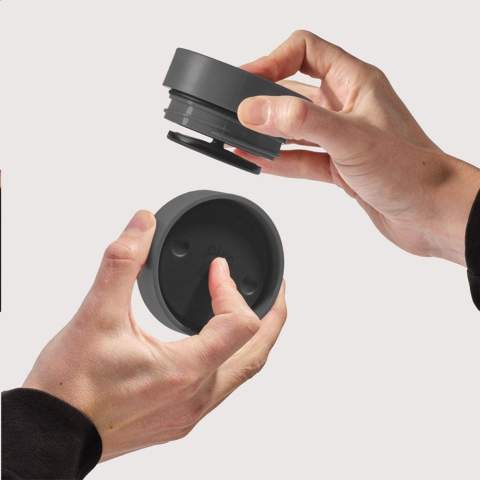 Dubbelwandige, circulaire herbruikbare koffie to-go beker met deksel van Circular&Co. De buitenste isolerende laag van deze beker is gemaakt van gebruikte gerecyclede single-use papieren koffiebekers. Met binnenwand en deksel van PP. 100% lekvrij. Door de isolerende werking blijft je warme drank langer warm en koude drank langer koel. Het deksel is ontworpen met gepatenteerde 360-graden technologie, waarmee je vanuit elke hoek kunt nippen. De koffiebeker kun je met één hand en één klik openen en sluiten. Ideaal voor onderweg. Food Safe, BPA-vrij en Melaminevrij. 100% recyclebaar. Vaatwasserbestendig. Voor behoud van de opdruk wordt met de hand afwassen aanbevolen. Inhoud 340 ml.      EXTRA INFO: Bij een minimale afname van 5.000 stuks is het deksel van dit product verkrijgbaar in elke PMS-kleur. Zo creëer je een perfecte match tussen product en opdruk. Per stuk verpakt.