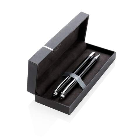 Die Swiss Peak Herritage Kollektion steht für moderne Eleganz. Luxuriöser Messing Kugelschreiber und Rollerball verpackt in einer Swiss Peak Geschenkbox. Beide Stifte mit Metallmine mit je 1200m blauschreibender, deutscher Tinte.