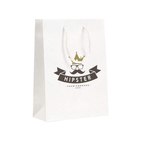 WoW! Stabile Papiergeschenktasche (Größe M) aus Recyclingpapier mit Strohfasern (180 g/m²). Durch die Verwendung von Naturfasern ist jede Tasche ein Unikat und Unregelmäßigkeiten im Papier sind sichtbar und spürbar. Dadurch erhält das Produkt eine wunderschöne natürliche Ausstrahlung. Die Tasche hat zwei kurze, Papier gewebte Trageschlaufen, einen gefalteten Boden und eine Seitenfalte. Geeignet für alle Arten von Werbezwecken. Für die Herstellung dieser Tasche werden keine Bäume gefällt.