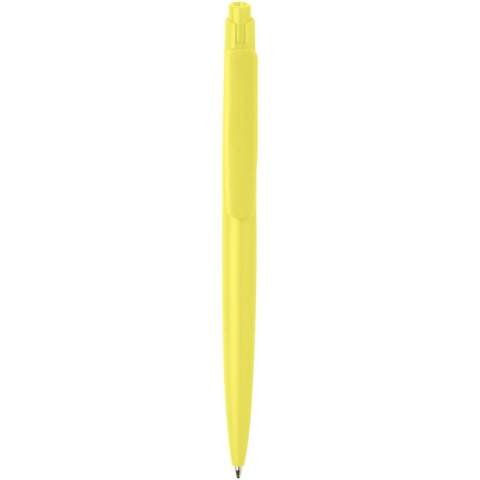 Le stylo bille Ipe présente un design minimaliste composé de seulement quatre parties (corps, clip, ressort et recharge), le rendant léger et facile à utiliser. Fabriqué à partir de plastique recyclé certifié RCS, réduisant ainsi le besoin de matériaux vierges. Couleur de l'encre : Noire. Longueur d'écriture : 800 mètres. Taille de la plume : 1,0 mm.