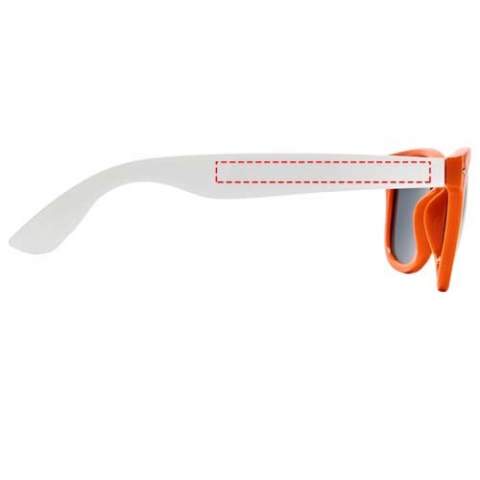 Sun Ray Sonnenbrille im Retro Design mit weißen Bügeln für viele Veredelungsmöglichkeiten. Erfüllt EN ISO 12312-1 und UV 400; die Gläser sind in Kategorie 3 eingestuft.