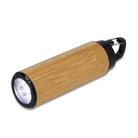 Kompakte Taschenlampe aus recyceltem ABS und Bambus, mit integriertem Clip auf der Rückseite zur einfachen Befestigung. Enthält 3 AAA-Batterien für den sofortigen Einsatz und bietet eine helle 70lm mit einem einzigen LED-Licht.