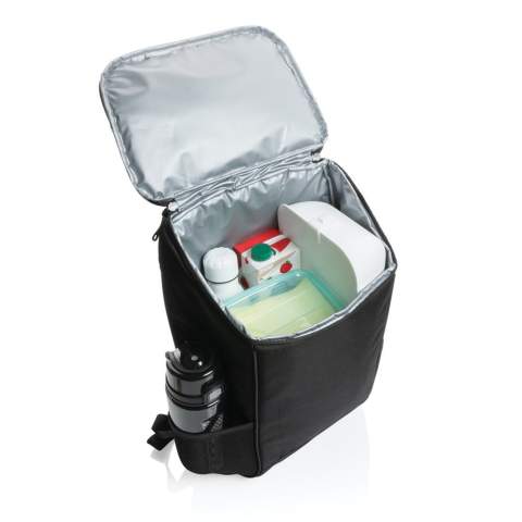 Sac à dos isotherme Swiss Peak AWARE™ en polyester recyclé à l’extérieur et doublure en PEVA avec une large ouverture pour un accès facile à vos aliments et boissons. Une poche supérieure avec fermeture à zip vous assure de pouvoir ranger tous vos objets nécessaires. Peut contenir jusqu'à 6 bouteilles ou 25 canettes. Avec le traceur AWARE™ qui valide l'utilisation authentique de matériaux recyclés. Fabriqué avec 13,9 bouteilles PET. 2 % des recettes de chaque produit AWARE™ vendu seront reversées à Water.org.<br /><br />PVC free: true