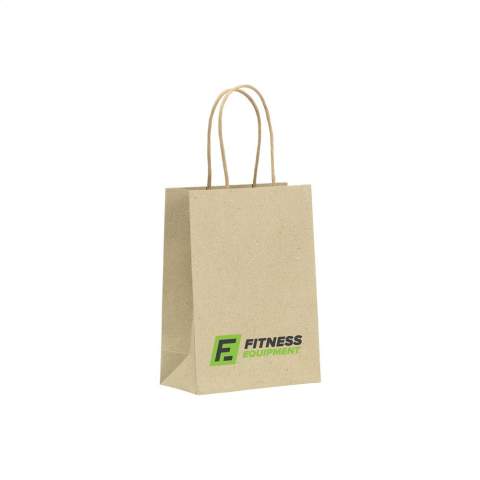 WoW! Stabile Papier-Geschenktasche (Größe S) aus recyceltem Graspapier (120 g/m²). Durch die Verwendung natürlicher Materialien sind Unregelmäßigkeiten im Papier spürbar. Dadurch erhält das Produkt eine wunderschöne natürliche Ausstrahlung. Die Tasche hat zwei kurze Papier-Trageschlaufen, einen gefalteten Boden und eine Seitenfalte. Für die Herstellung dieser Tasche werden keine Bäume gefällt.