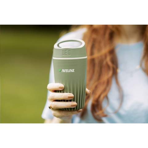 Reusable coffee mug from the BE O Lifestyle brand. A cup made from vegetable fats and oils derived from waste collected from catering establishments in the Netherlands. 100% recyclable. Odour- and taste-neutral. This spill proof designer cup is lightweight, easy to carry and comfortable to use. Fits in almost any coffee holder. Ideal on the go. EU-certified. Dishwasher-safe up to 65°C. Washing by hand is recommended to preserve the imprint. Capacity 340 ml. Dutch design. Made in Europe.