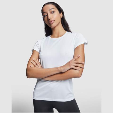 Fitted technical short-sleeve t-shirt in recycled CONTROL-DRY polyester. Crew neck with matching covered seams. ECO logo label on sleeve. Removable ECO label. Packing in recycled material. Technical fabric. The model is 170 cm and is wearing size S.