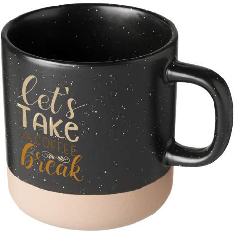 Mug en céramique avec motif feu de camp et fond non vernissé. Lavable au lave-vaisselle, en conformité avec la norme EN 12875-1 (au moins 125 cycles de lavage) pour toutes les techniques de marquage. Capacité de 360 ml. Livré dans une boîte cadeau blanche.
