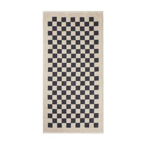 Ervaar de perfecte combinatie van stijl, comfort en absorptievermogen met deze prachtige handdoeken. Deze set biedt uitzonderlijke zachtheid en functionaliteit. Met een weelderig gewicht van 500 gsm bieden deze handdoeken een goede absorptie en zachtheid. Het moderne ruitjespatroon voegt verfijning toe aan je badkamerinrichting. De set bevat twee handdoeken van (135x165cm) en twee kleinere, praktische handdoeken van (65x40cm). Elke set is zorgvuldig verpakt in FSC®-gecertificeerde kraftverpakking. De Organic Content Standard (OCS) verifieert biologisch geteeld materiaal en volgt het van bron tot eindproduct. Dit product bevat 99% OCS-gecertificeerd biologisch katoen.