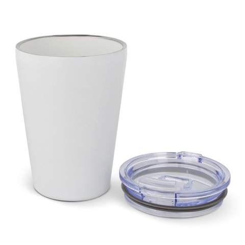 Voici "Murray", notre tasse en T-ceramic de 300 ml avec couvercle. Cette solution élégante et pratique vous permettra d'apprécier vos boissons lors de vos déplacements. L'intérieur en céramique offre de nombreux avantages, notamment un nettoyage facile, l'élimination des odeurs et des résidus de goût après le lavage et une isolation thermique supérieure. Fabriqué en acier inoxydable recyclé à 90 %.