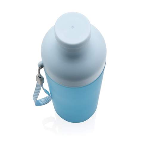 Vermeiden Sie die Verwendung von Plastikflaschen mit dieser auslaufsicheren Tritan-Wasserflasche. Mit ihrem frischen Design und dem gefrosteten Körper ist die Flasche nicht nur einfach zu tragen, sondern auch schön anzusehen. Das geteilte Körperdesign erleichtert die Reinigung und eignet sich hervorragend, wenn Sie Ihrer Flasche Eiswürfel hinzufügen möchten. Zusätzlich hat sie ein Gurt zum einfachen Tragen. Inhalt: 600ml. BPA frei. 2% des Erlöses jedes verkauften Produkts der Impact Collection werden an Water.org gespendet. Nur Handwäsche.