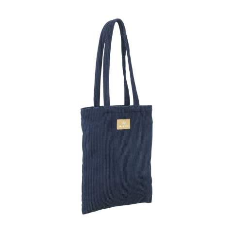 Sac cabas à longues anses, fabriqué en polyester velours côtelé recyclé (270 g/m²). Ce tissu velours côtelé ultra-doux, très populaire dans les années 70 et aujourd'hui de retour, confère à ce sac un look à la fois rétro et contemporain. Idéal pour un usage quotidien ou une journée décontractée. Certifiée-GRS. Matière recyclée totale : 94%. Capacité env. 7 litres.