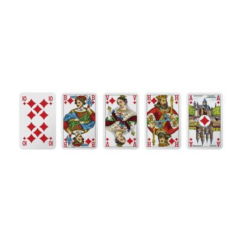 Spielkarten aus stabilem 300-Gramm-Karton. Mit niederländischen Illustrationen auf der Vorderseite (A/H/V/B) und Bezeichnungen in den Ecken. Ein Deck besteht aus 52 Spielkarten und 2 Jokern. Verpackt in einer Box aus Karton und Zellophan. Mit Vollfarbdruck im eigenen Design auf der Rückseite der Karten und auf der Box. So schaffen Sie ein einzigartiges, personalisiertes Kartenspiel, das bei jeder Spielrunde sichtbar ist.