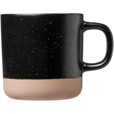 Mug en céramique avec motif feu de camp et fond non vernissé. Lavable au lave-vaisselle, en conformité avec la norme EN 12875-1 (au moins 125 cycles de lavage) pour toutes les techniques de marquage. Capacité de 360 ml. Livré dans une boîte cadeau blanche.