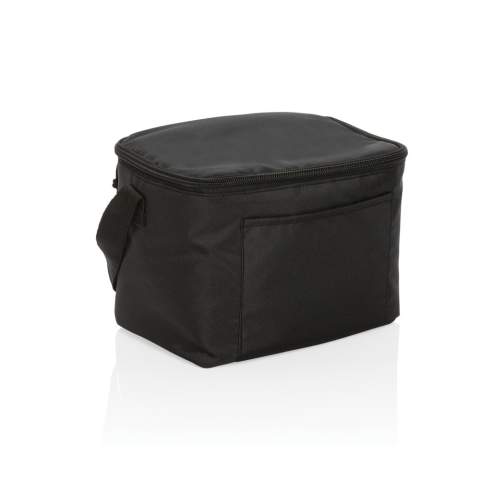 Pas de greenwashing, mais une histoire vraie sur la durabilité! Ce sac isotherme Impact est fabriqué en rPET 300D avec traceur AWARE™. Avec AWARE™, l'utilisation de véritables matériaux textiles recyclés et les allégations d'impact sur la réduction de l'eau sont garanties, en utilisant le traceur physique perturbateur d'AWARE et la technologie blockchain. Économisez de l'eau et utilisez de véritables tissus recyclés. 2% des recettes de chaque produit Impact vendu seront reversés à Water.org.  Sac format 6 canettes , poche avant et poignée de transport. En utilisant ce sac isotherme, vous avez réutilisé 3,9 bouteilles PET de 0,5 litre et 2,32 litres d'eau.  Le calcul d'économie d'eau est basé sur des données ACV fiables telles que publiées par Textile Exchange dans leurs Material Snapshots 2016.