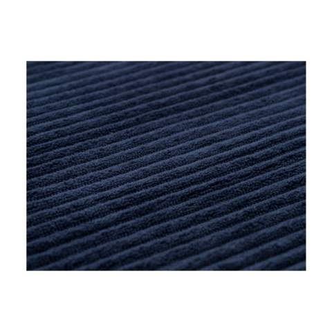 Sac cabas à longues anses, fabriqué en polyester velours côtelé recyclé (270 g/m²). Ce tissu velours côtelé ultra-doux, très populaire dans les années 70 et aujourd'hui de retour, confère à ce sac un look à la fois rétro et contemporain. Idéal pour un usage quotidien ou une journée décontractée. Certifiée-GRS. Matière recyclée totale : 94%. Capacité env. 7 litres.