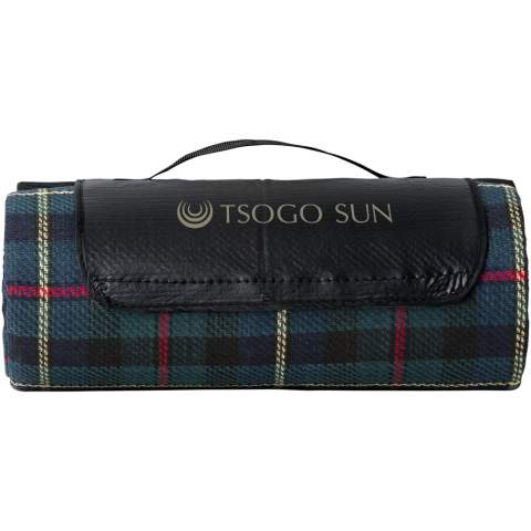 Classic blanket with tartan pattern. The backing protects against water and dirt. The handle makes it easy to carry this blanket. Blanket size is 145 x 130 cm.