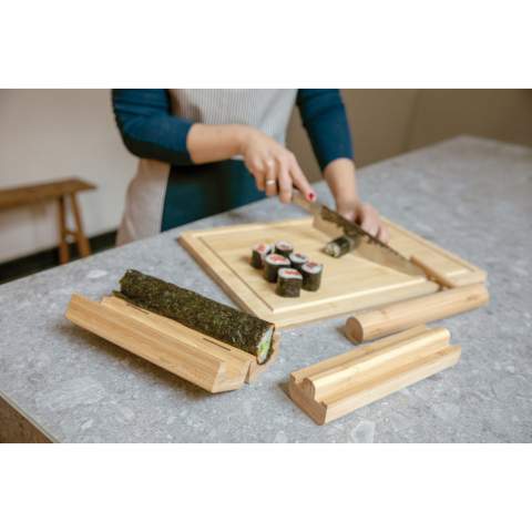 De Ukiyo bamboe sushi maker set is makkelijk in gebruik en perfect om thuis de lekkerste sushi te maken. In een paar simpele stappen maak je de mooiste sushi rolls met je favoriete ingrediënten. Gemaakt van 100% bamboe. Alleen handwas. Wordt geleverd in kraft geschenkdoos.