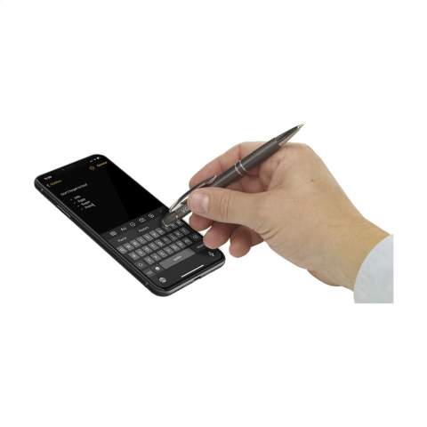 Blauwschrijvende pen met aluminium houder met gripvast voorstuk, zilverkleurige accenten en metalen clip. Voorzien van een top/pointer voor het bedienen van touchscreens (zoals iPhone/iPad).