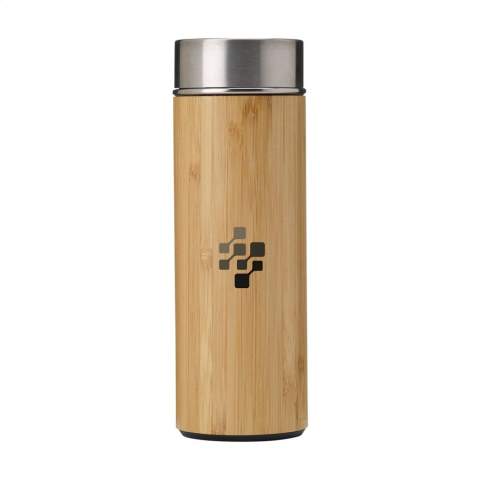 Dubbelwandige, lekvrije, vacuüm geïsoleerde RVS thermosfles/thermosbeker met bamboe afwerking. Inclusief een uitneembare RVS theezeef. Niet vaatwasserbestendig. Inhoud 360 ml. Per stuk in kraft doos.