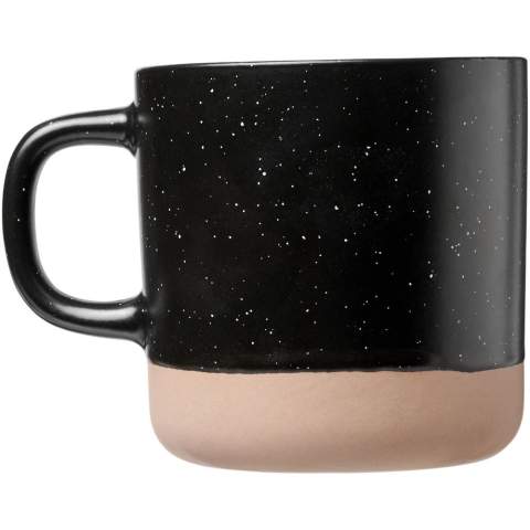 Mug en céramique avec motif feu de camp et fond non vernissé. Lavable au lave-vaisselle, en conformité avec la norme EN 12875-1 (au moins 125 cycles de lavage) pour toutes les techniques de marquage. Capacité de 360 ml. Livré dans une boîte cadeau blanche.