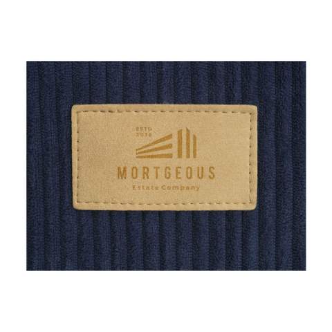 Sac cabas à longues anses, fabriqué en polyester velours côtelé recyclé (270 g/m²). Ce tissu velours côtelé ultra-doux, très populaire dans les années 70 et aujourd'hui de retour, confère à ce sac un look à la fois rétro et contemporain. Idéal pour un usage quotidien ou une journée décontractée. Certifiée-GRS. Matière recyclée totale : 94%. Capacité env. 7 litres.