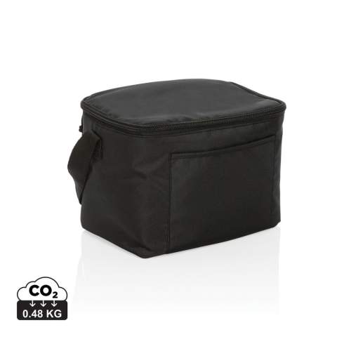 Pas de greenwashing, mais une histoire vraie sur la durabilité! Ce sac isotherme Impact est fabriqué en rPET 300D avec traceur AWARE™. Avec AWARE™, l'utilisation de véritables matériaux textiles recyclés et les allégations d'impact sur la réduction de l'eau sont garanties, en utilisant le traceur physique perturbateur d'AWARE et la technologie blockchain. Économisez de l'eau et utilisez de véritables tissus recyclés. 2% des recettes de chaque produit Impact vendu seront reversés à Water.org.  Sac format 6 canettes , poche avant et poignée de transport. En utilisant ce sac isotherme, vous avez réutilisé 3,9 bouteilles PET de 0,5 litre et 2,32 litres d'eau.  Le calcul d'économie d'eau est basé sur des données ACV fiables telles que publiées par Textile Exchange dans leurs Material Snapshots 2016.