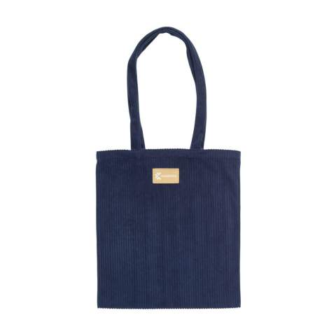 Sac cabas à longues anses, fabriqué en polyester velours côtelé recyclé (270 g/m²). Ce tissu velours côtelé ultra-doux, très populaire dans les années 70 et aujourd'hui de retour, confère à ce sac un look à la fois rétro et contemporain. Idéal pour un usage quotidien ou une journée décontractée. Certifiée-GRS. Matière recyclée totale : 94%. Capacité env. 7 litres.