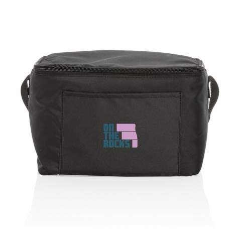 Pas de greenwashing, mais une histoire vraie sur la durabilité! Ce sac isotherme Impact est fabriqué en rPET 300D avec traceur AWARE™. Avec AWARE™, l'utilisation de véritables matériaux textiles recyclés et les allégations d'impact sur la réduction de l'eau sont garanties, en utilisant le traceur physique perturbateur d'AWARE et la technologie blockchain. Économisez de l'eau et utilisez de véritables tissus recyclés. 2% des recettes de chaque produit Impact vendu seront reversés à Water.org.  Sac format 6 canettes , poche avant et poignée de transport. En utilisant ce sac isotherme, vous avez réutilisé 3,9 bouteilles PET de 0,5 litre et 2,32 litres d'eau.  Le calcul d'économie d'eau est basé sur des données ACV fiables telles que publiées par Textile Exchange dans leurs Material Snapshots 2016.