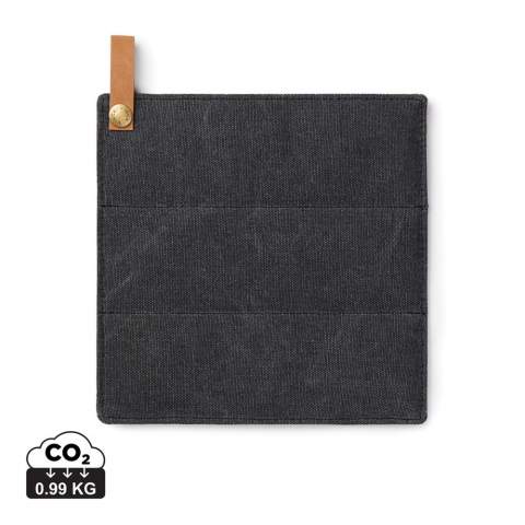 A durable and stylish potholder, made from high-quality stonewashed canvas fabric. Our potholder is designed with your comfort and safety in mind. The thick canvas material provides excellent heat protection, while the soft inner lining ensures a comfortable grip.
