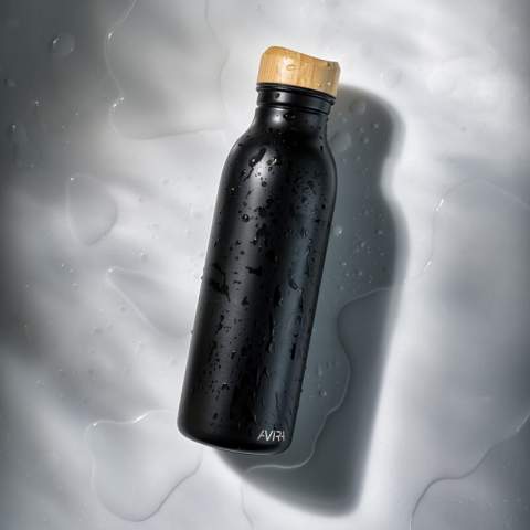 Die Avira Alcor RCS-zertifizierte Wasserflasche aus recyceltem Edelstahl ist eine verlässliche Wahl, wenn es darum geht, auch unterwegs ausreichend Flüssigkeit zu sich zu nehmen. Die Wasserflasche trägt dazu bei, die Umweltbelastung zu reduzieren, und bietet gleichzeitig eine lange Nutzungsdauer. Die einwandige Konstruktion sorgt dafür, dass sie leicht und einfach zu tragen ist, und der auslaufsichere Deckel hält Ihr Getränk unterwegs sicher in der Flasche. Hergestellt aus RCS-zertifiziert (Recycled Claim Standard) recycelten Materialien. Die RCS-Zertifizierung gewährleistet eine vollständig zertifizierte Lieferkette für die recycelten Materialien. Gesamter recycelter Inhalt: 89% bezogen auf das Gesamtgewicht des Artikels. Fassungsvermögen: 600ml. Einschließlich FSC®-zertifizierter Kraftverpackung. Verwandeln Sie die Box in einen Telefonhalter, Stifthalter oder Blumentopf!