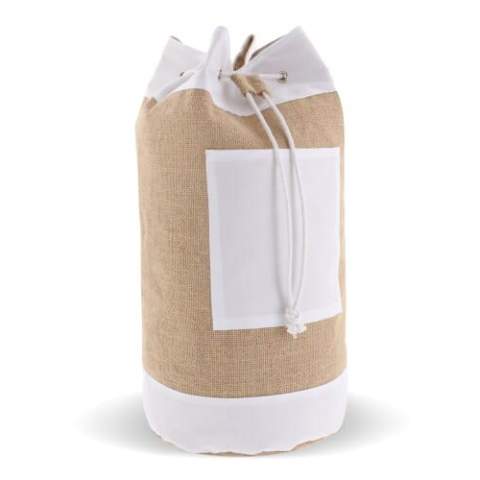 Ce sac marin en jute et coton a une taille permettant de transporter beaucoup de choses. La bandoulière vous permet de transporter le sac facilement et en toute sécurité avec vous. Vous fermez le sac avec un cordon de serrage.