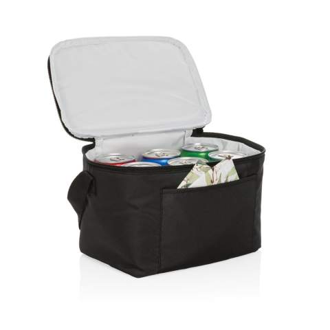 Pas de greenwashing, mais une histoire vraie sur la durabilité! Ce sac isotherme Impact est fabriqué en rPET 300D avec traceur AWARE™. Avec AWARE™, l'utilisation de véritables matériaux textiles recyclés et les allégations d'impact sur la réduction de l'eau sont garanties, en utilisant le traceur physique perturbateur d'AWARE et la technologie blockchain. Économisez de l'eau et utilisez de véritables tissus recyclés. 2% des recettes de chaque produit Impact vendu seront reversés à Water.org.  Sac format 6 canettes , poche avant et poignée de transport. En utilisant ce sac isotherme, vous avez réutilisé 3,9 bouteilles PET de 0,5 litre et 2,32 litres d'eau.  Le calcul d'économie d'eau est basé sur des données ACV fiables telles que publiées par Textile Exchange dans leurs Material Snapshots 2016.