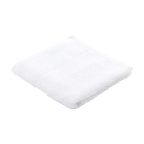 Cette serviette durable de la marque Wooosh est composée à 50% de coton recyclé et à 50% de coton. La serviette a une boucle pratique et une bande tissée et est magnifiquement finie avec une bordure en coton. La douceur du tissu éponge tissé serré donne une sensation de luxe et de confort après une douche revigorante ou un bain chaud. Les fibres des 400 grammes de coton éponge absorbent très bien l'humidité et sont agréables sur la peau pendant le séchage. Ce textile de salle de bain a un look intemporel et s'intègre dans tous les intérieurs. Ce produit est certifié GRS et fabriqué avec une attention particulière portée aux personnes et à l'environnement.