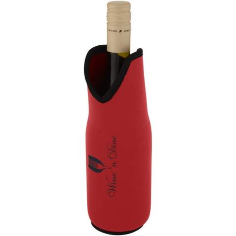 Wijnhouder van gerecycled neopreen met fijne stiksels en extra isolatie om de wijn langer koel te houden, terwijl de fles ook comfortabel in de hand ligt. Het is rekbaar en zet uit zodat het op alle maten flessen past en de fles goed op zijn plaats blijft. Het beschermt uw wijnfles ook tegen breuk tijdens het transport.