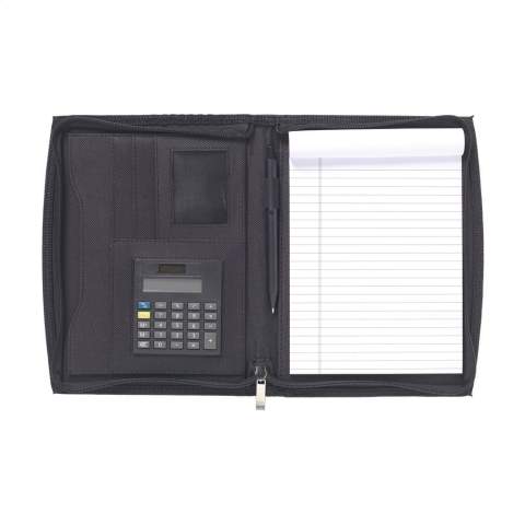 Schrijfmap/documentenmap van 600D polyester/imitatieleer in A5-formaat. Met diverse insteekvakken, uitneembare solarcalculator met dual power (incl. celbatterij) en rits rondom. Incl. schrijfblok en balpen.