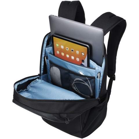 Een professionele, eco-vriendelijke reisrugzak met ruimte voor een MacBook® van 15" of pc van 15,6" en een tablet van 10" in aparte vakken. Inclusief een verborgen SafeZone-vak om een telefoon, zonnebril of andere kleinere voorwerpen te beschermen. Meerdere vakken voor het opbergen van accessoires, met mesh omwikkelde EVA-schouderbanden en verstelbare borstriem, waardoor hij comfortabeler te dragen is.