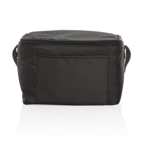 Pas de greenwashing, mais une histoire vraie sur la durabilité! Ce sac isotherme Impact est fabriqué en rPET 300D avec traceur AWARE™. Avec AWARE™, l'utilisation de véritables matériaux textiles recyclés et les allégations d'impact sur la réduction de l'eau sont garanties, en utilisant le traceur physique perturbateur d'AWARE et la technologie blockchain. Économisez de l'eau et utilisez de véritables tissus recyclés. 2% des recettes de chaque produit Impact vendu seront reversés à Water.org.  Sac format 6 canettes , poche avant et poignée de transport. En utilisant ce sac isotherme, vous avez réutilisé 3,9 bouteilles PET de 0,5 litre et 2,32 litres d'eau.  Le calcul d'économie d'eau est basé sur des données ACV fiables telles que publiées par Textile Exchange dans leurs Material Snapshots 2016.