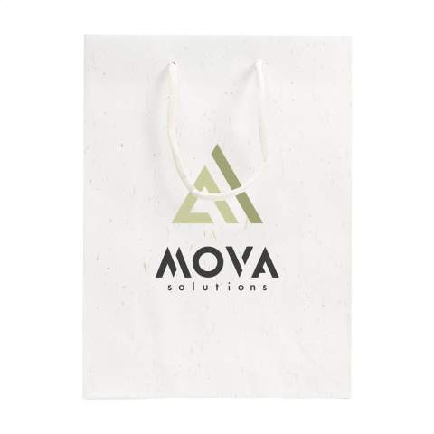 WoW! Stabile Papiergeschenktasche (Größe M) aus Recyclingpapier mit Strohfasern (180 g/m²). Durch die Verwendung von Naturfasern ist jede Tasche ein Unikat und Unregelmäßigkeiten im Papier sind sichtbar und spürbar. Dadurch erhält das Produkt eine wunderschöne natürliche Ausstrahlung. Die Tasche hat zwei kurze, Papier gewebte Trageschlaufen, einen gefalteten Boden und eine Seitenfalte. Geeignet für alle Arten von Werbezwecken. Für die Herstellung dieser Tasche werden keine Bäume gefällt.