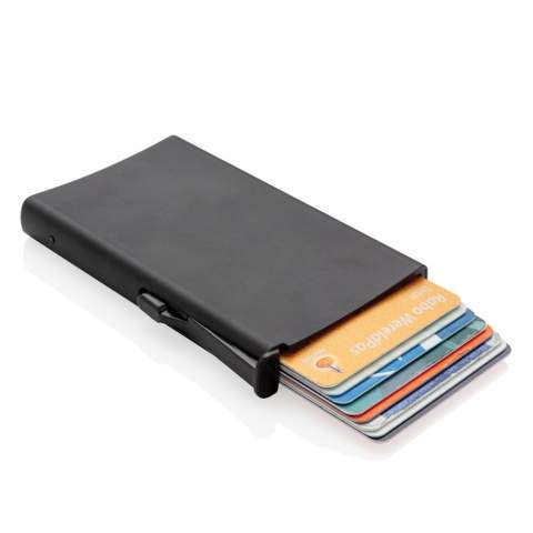 Deze solide aluminium kaarthouder is de ideale manier om je persoonlijke kaarten mee te nemen en te beschermen: creditcards, rijbewijs, bankpassen en andere kaarten. Past tot 6 kaarten met reliëf of 10 platte kaarten. De eenvoudige schuifknop aan de zijkant duwt de kaarten geleidelijk omhoog.