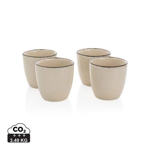 Verleihen Sie jeder Mahlzeit schlichte Eleganz mit diesem 4-teiligen Ukiyo Keramik-Trinkbecher-Set in klarem weißem Design mit schwarz-detailliertem Rand. Wird in einer Geschenkbox aus Kraftpapier geliefert. Fassungsvermögen 120ml.
