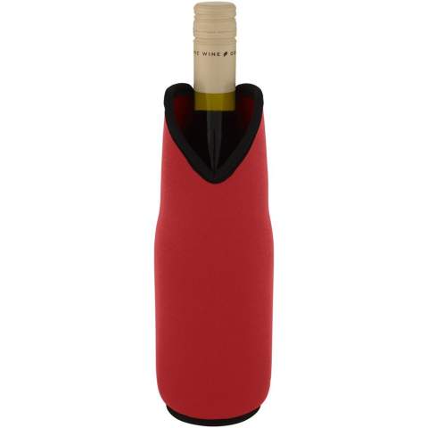 Wijnhouder van gerecycled neopreen met fijne stiksels en extra isolatie om de wijn langer koel te houden, terwijl de fles ook comfortabel in de hand ligt. Het is rekbaar en zet uit zodat het op alle maten flessen past en de fles goed op zijn plaats blijft. Het beschermt uw wijnfles ook tegen breuk tijdens het transport.