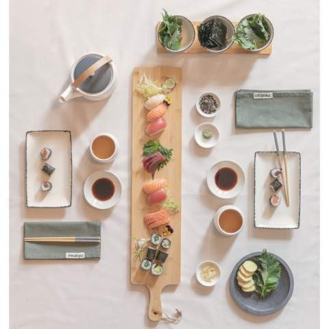 Dieses Ukiyo 8-teilige Sushi-Set macht die Zubereitung von Sushi-Rollen zum Kinderspiel und bietet Ihnen alles, was Sie brauchen, um von Anfang bis Ende köstliches Sushi zuzubereiten. Das Set ist mit einer Bambus-Sushi-Matte, einer Bambus-Reisschaufel und -messer sowie 5 Sets Essstäbchen ausgestattet. Verpackt in einer Geschenkbox aus Kraftpapier. Dieses Produkt ist nicht für den Verkauf nach Deutschland verfügbar.