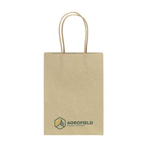 WoW! Stabile Papier-Geschenktasche (Größe S) aus recyceltem Graspapier (120 g/m²). Durch die Verwendung natürlicher Materialien sind Unregelmäßigkeiten im Papier spürbar. Dadurch erhält das Produkt eine wunderschöne natürliche Ausstrahlung. Die Tasche hat zwei kurze Papier-Trageschlaufen, einen gefalteten Boden und eine Seitenfalte. Für die Herstellung dieser Tasche werden keine Bäume gefällt.