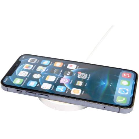Améliorez votre expérience de charge avec le tapis de charge sans fil Freal 15 W en plastique recyclé. Succédant à la version non recyclée, il combine une charge à haute efficacité à un choix davantage responsable. Livré avec un câble 2-en-1 de 50 cm (USB-A et Type-C), il assure une connectivité facile pour toute une variété d’appareils.