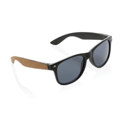 Sunglasses made with GRS certified recycled PC frame. Recycled content of frame is 100%. Total recycled content: 68% based on total item weight. GRS certification ensures a completely certified supply chain of the recycled materials. With FSC® cork detail on the outer temples. The lenses are smokey acrylic and conform EN ISO 12312-1, UV 400 and CAT 3. Packed in a FSC® kraft packaging