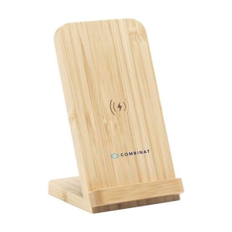Support de charge rapide et écologique de 10 W, fabriqué en bambou de haute qualité et durable. Le support est muni de 2 bobines de chargement avec une surface de charge optimale pour les téléphones portables de toutes tailles. Le téléphone peut être placé soit horizontalement, soit verticalement. Compatible avec tous les appareils mobiles prenant en charge la charge sans fil QI (dernières générations d’Android et d’iPhone). Entrée : 5 V/2 A. Sortie : 5 V/1 A. Entrée en charge rapide : 9 V/1,67 A. Sortie en charge rapide : 9 V/1,1 A. Comprend un câble de charge avec connexion USB-C, connecteur USB-C et un mode d'emploi. Chaque article est fourni dans une boite individuelle en papier kraft marron.
