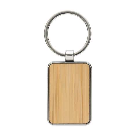 Ronde sleutelhanger gemaakt van RCS-gerecycled zinc alloy en bamboe. Totaal gerecycled materiaal: 76 % op basis van het totale gewicht van het item. RCS-certificering zorgt voor een volledig gecertificeerde toeleveringsketen van de gerecyclede materialen. Verpakt in papieren zak.